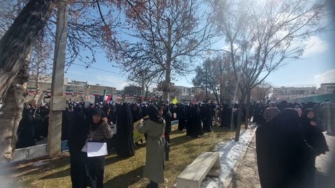تصاویر/حضور پر شور طلاب مدرسه علمیه هاجر خمین راهپیمایی ۲۲بهمن