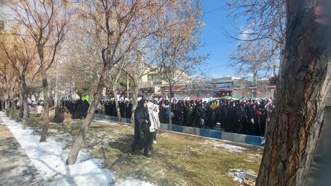 تصاویر/حضور پر شور طلاب مدرسه علمیه هاجر خمین راهپیمایی ۲۲بهمن