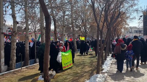 تصاویر/حضور پر شور طلاب مدرسه علمیه هاجر خمین راهپیمایی ۲۲بهمن