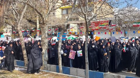 تصاویر/حضور پر شور طلاب مدرسه علمیه هاجر خمین راهپیمایی ۲۲بهمن