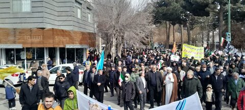 تصاویر/حضور طلاب و کادر مدرسه علمیه امام خمینی آشتیان در راهپیمایی۲۲ بهمن