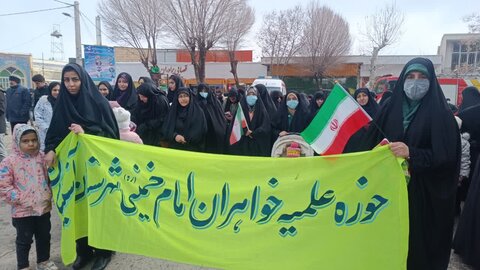 تصاویر/حضور طلاب و کادر مدرسه علمیه امام خمینی آشتیان در راهپیمایی۲۲ بهمن