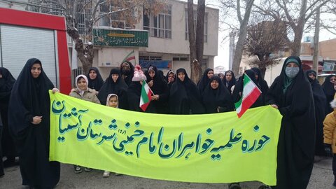 تصاویر/حضور طلاب و کادر مدرسه علمیه امام خمینی آشتیان در راهپیمایی۲۲ بهمن