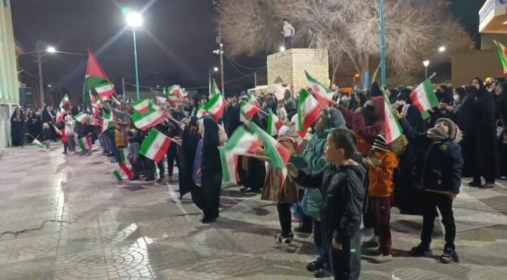 فیلم| بانگ الله اکبر اهالی محله انقلابی نجف آباد یزد در شب۲۲بهمن