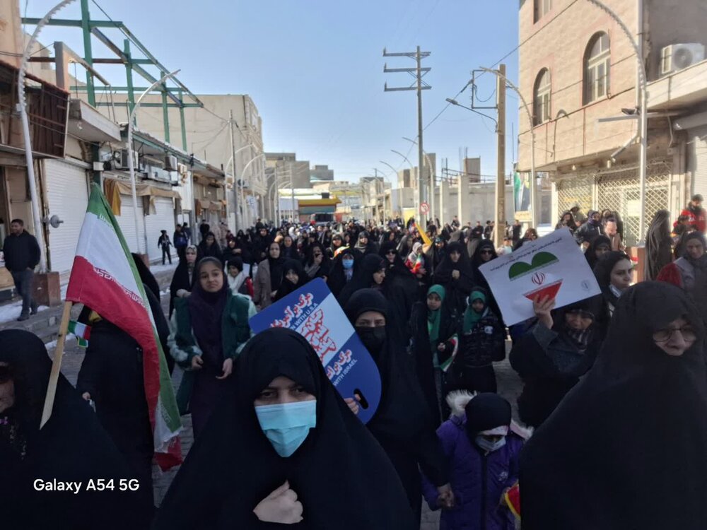 تصاویری از حضور پر شور طلاب مدرسه علمیه کوثر زرندیه در راهپیمایی ۲۲بهمن