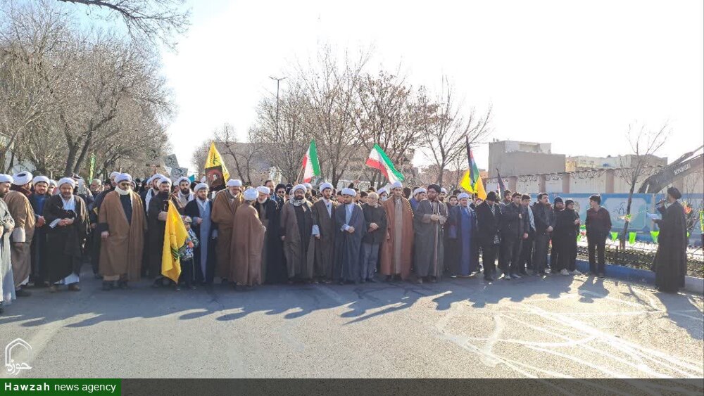 تصاویر/ حضور طلاب و روحانیون تبریزی  در راهپیمایی ۲۲ بهمن