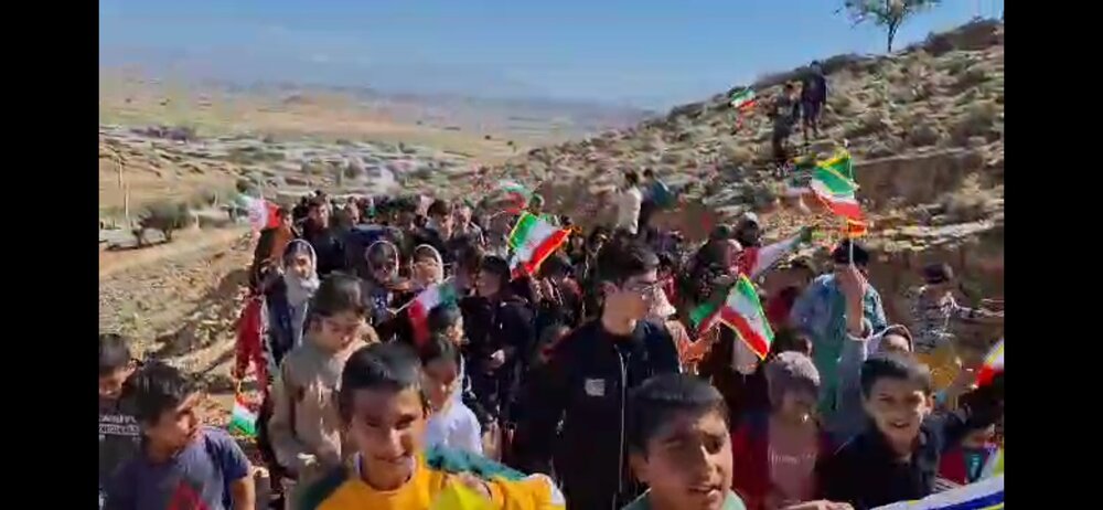 فیلم| راهپیمایی مردم چارمه در دل کوه‌های کهگیلویه به مناسبت ۲۲ بهمن