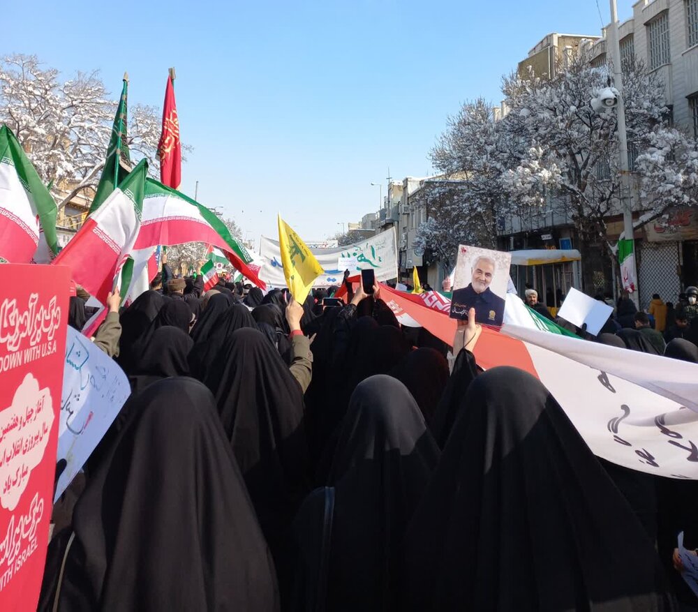 کلیپ حضور  پرشور طلاب، کادر و اساتید مدرسه علمیه الزهرا(س) اراک در راهپیمایی ۲۲ بهمن