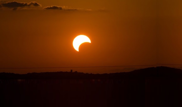 Éclipse partielle du soleil et de la lune