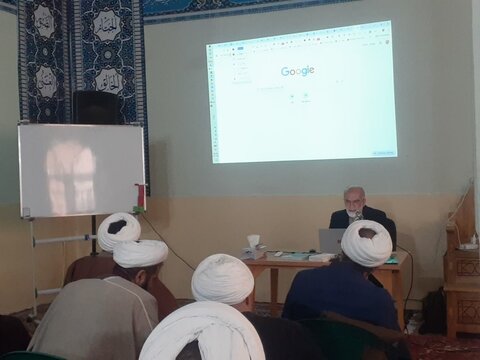 تصاویر برگزاری دوره پژوهش وفناوری ویژه اساتید مدارس علمیه لرستان