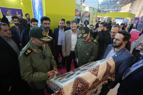 تصاویر / بازدید رئیس سازمان بسیج مستضعفین از نمایشگاه زاینده‌نور