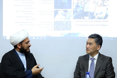 تصاویر/ بازدید سفیر ژاپن در ایران از مرکز رسانه و فضای مجازی حوزه علمیه