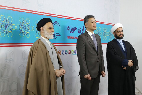 تصاویر/ بازدید سفیر ژاپن در ایران از مرکز رسانه و فضای مجازی حوزه علمیه