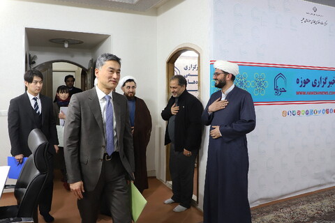 تصاویر/ بازدید سفیر ژاپن در ایران از مرکز رسانه و فضای مجازی حوزه علمیه
