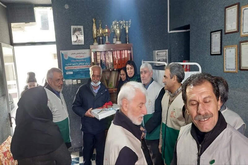 تکریم کارکنان مرکز نگهداری سالمندان، توسط خادمیاران رضوی استان کرمانشاه