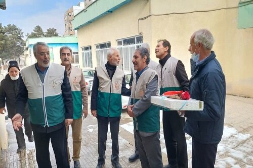 تکریم کارکنان مرکز نگهداری سالمندان، توسط خادمیاران رضوی استان کرمانشاه