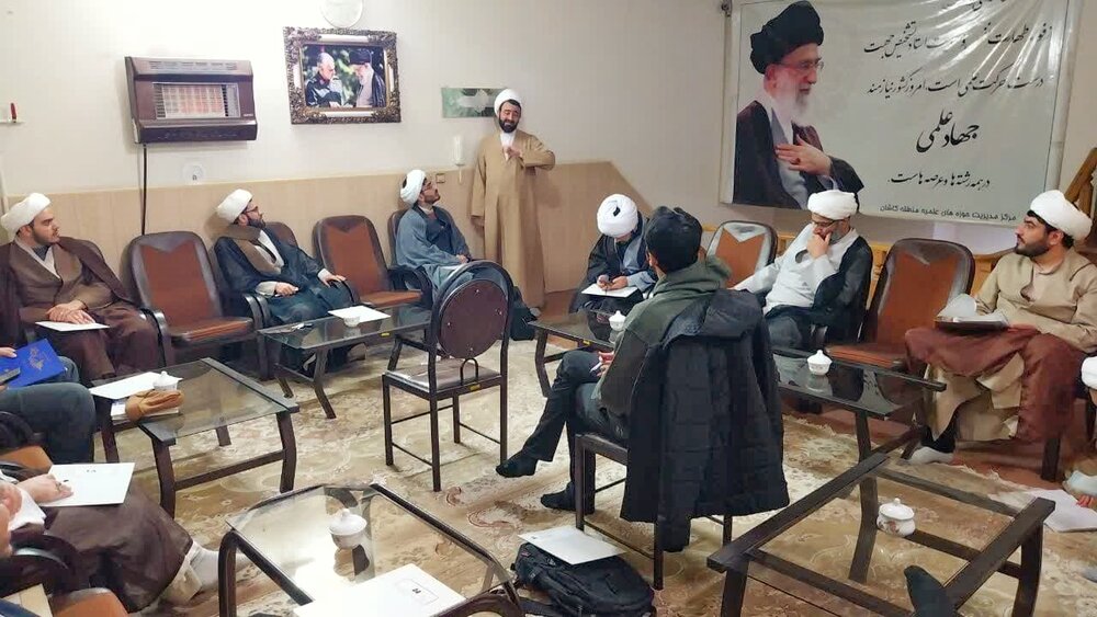آزمون کتبی استادی کادر و طلاب ممتاز مدارس علمیه کاشان برگزار شد آزمون کتبی استادی کادر و طلاب ممتاز مدارس علمیه کاشان برگزار شد