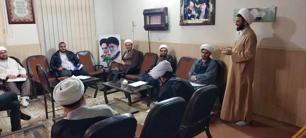 آزمون کتبی استادی کادر و طلاب ممتاز مدارس علمیه کاشان برگزار شد آزمون کتبی استادی کادر و طلاب ممتاز مدارس علمیه کاشان برگزار شد