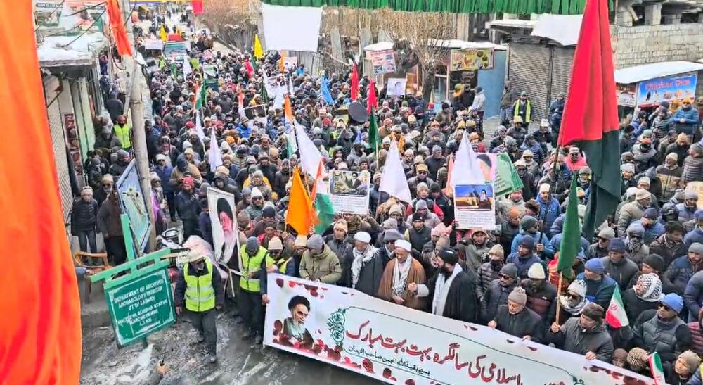 کرگل میں فرزندان انقلاب اسلامی کی شدید سردی کے باوجود ہزاروں کی تعداد میں شرکت