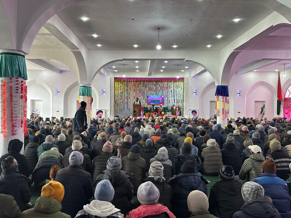 کرگل میں فرزندان انقلاب اسلامی کی شدید سردی کے باوجود ہزاروں کی تعداد میں شرکت