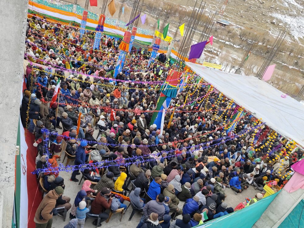 سرمای شدید هم مانع نشد! هزاران نفر در کرگل هند در جشن انقلاب اسلامی شرکت کردند