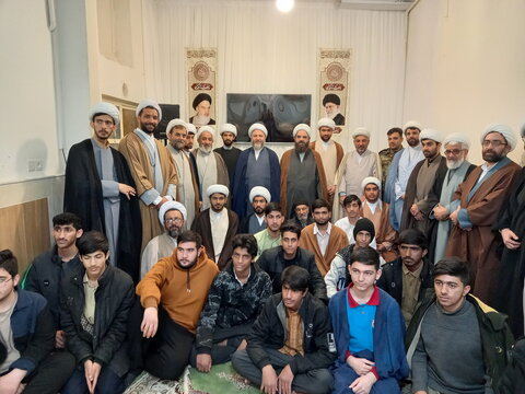 تصاویر/ آئین عمامه‌گذاری طلاب مدرسه علمیه المهدی (عج) آران و بیدگل