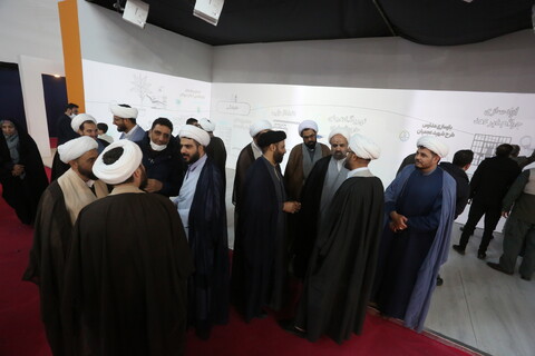 تصاویر / بازدید آیت الله مهدوی نماینده  خبرگان رهبری از نمایشگاه راینده نور‎
