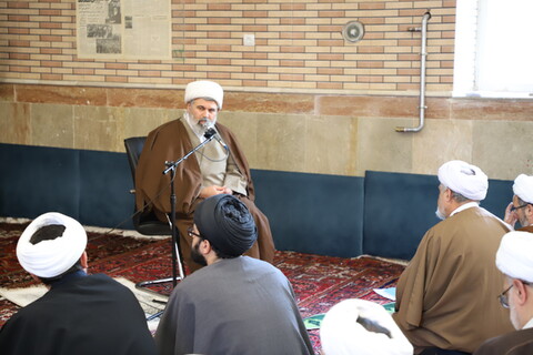 تصاویر/نشست صمیمی معاون تبلیغ حوزه های علمیه با مطلاب و اساتید مدرسه علمیه امیرالمومنین(ع)تبریز