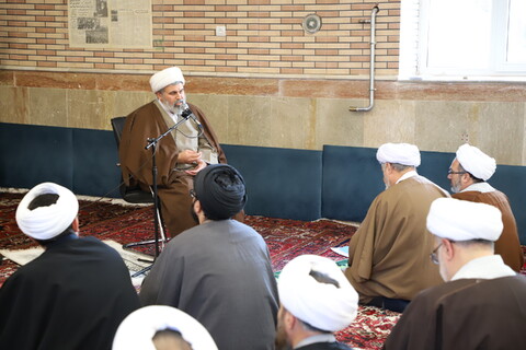 تصاویر/نشست صمیمی معاون تبلیغ حوزه های علمیه با مطلاب و اساتید مدرسه علمیه امیرالمومنین(ع)تبریز