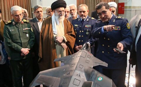 رہبر انقلاب نے دفاعی صنعت کے سائنسدانوں کے جدید ترین کارناموں کی نمائش کا معائنہ کیا