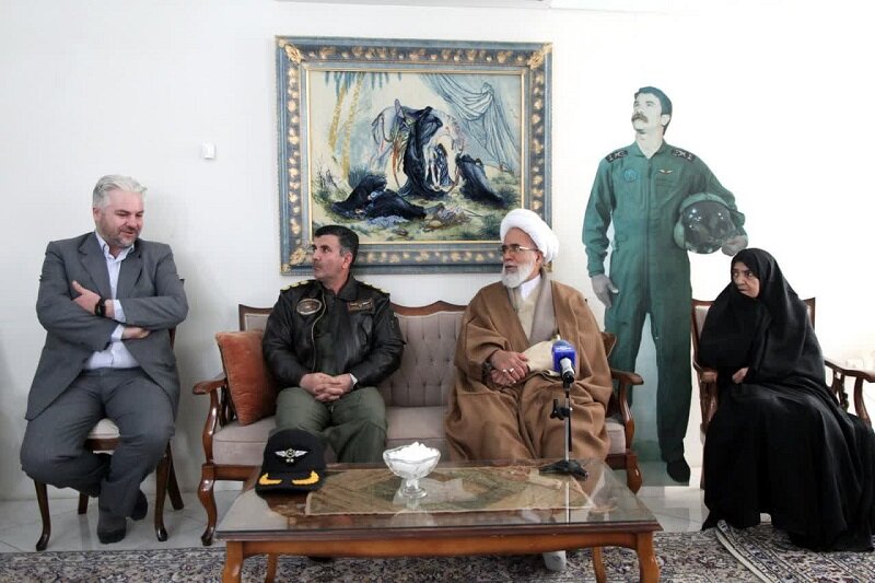 تقدیر امام جمعه کرمانشاه از خانواده سر لشگر خلبان، شهید یحیی شمشادیان + عکس