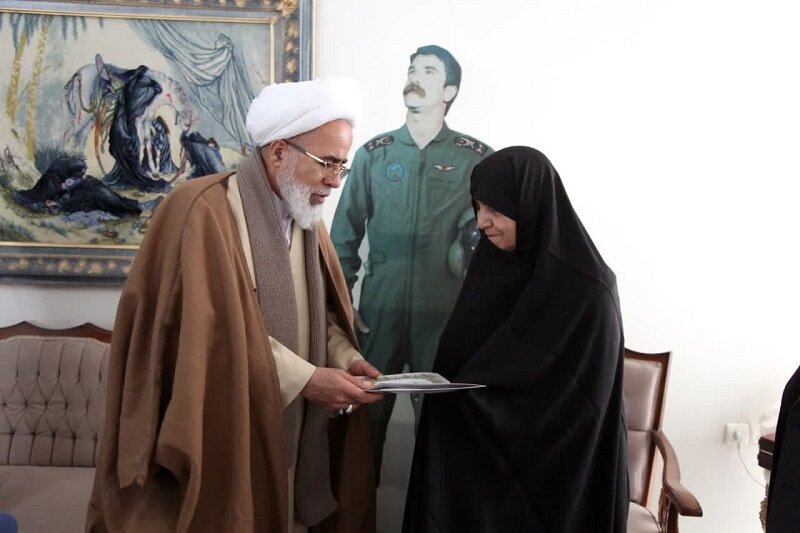 تقدیر امام جمعه کرمانشاه از خانواده سر لشگر خلبان، شهید یحیی شمشادیان + عکس