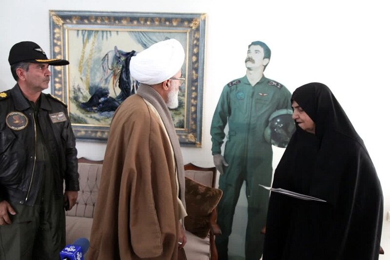 تقدیر امام جمعه کرمانشاه از خانواده سر لشگر خلبان، شهید یحیی شمشادیان + عکس