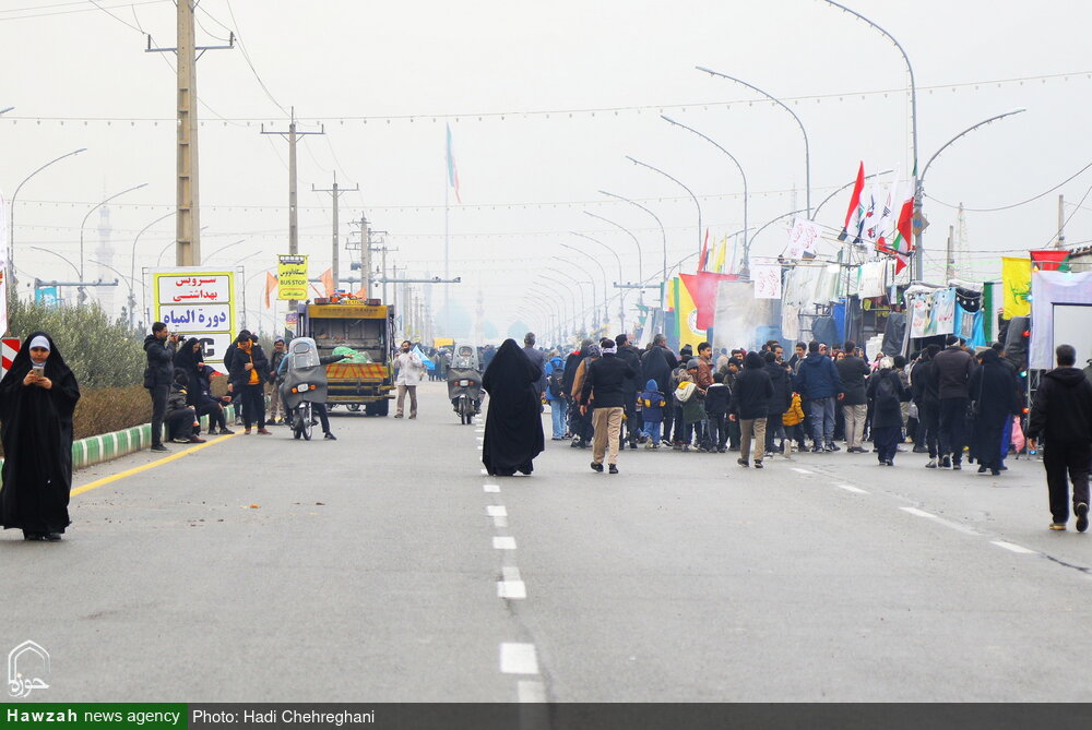 Photos/ À la veille de la mi-Shaban, les gens marchent du sanctuaire de Hazrat Masoumeh (PSL) à la mosquée Jamkaran