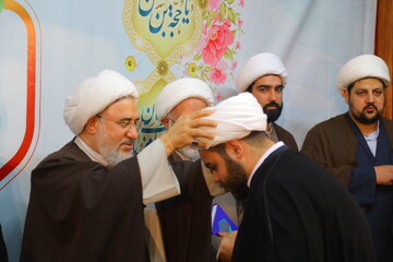 عمامه گذاری رهپویان فقه و فقاهت در خاستگاه انقلاب / آیت الله اراکی: سربازی امام زمان(عج) یعنی خدمت در عرصه‌ «علم و عدل»