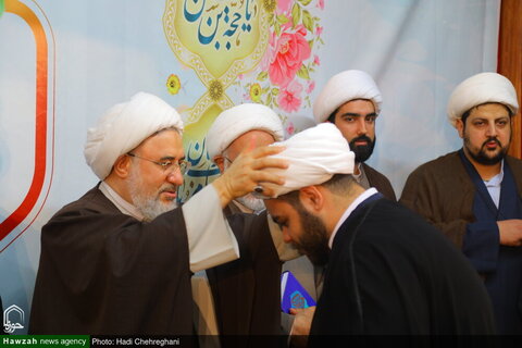 قم المقدسہ میں آیت اللہ اراکی کے دست مبارک سے طلاب کی عمامہ گذاری