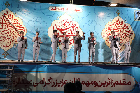 تصاویر / جشنواره سرود انتظار با اجرای گروه های سرود و تواشیح در میدان آل یاسین قم