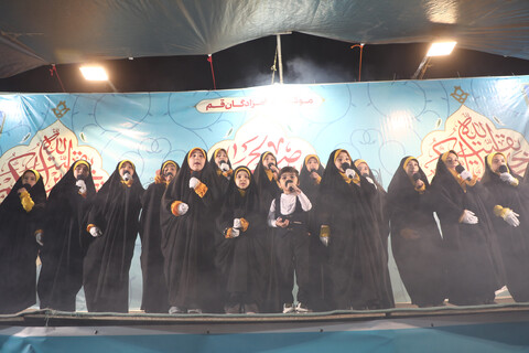 تصاویر / جشنواره سرود انتظار با اجرای گروه های سرود و تواشیح در میدان آل یاسین قم