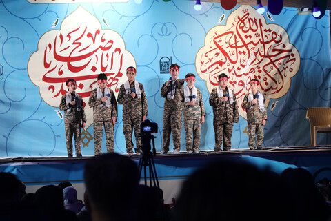 تصاویر / جشنواره سرود انتظار با اجرای گروه های سرود و تواشیح در میدان آل یاسین قم