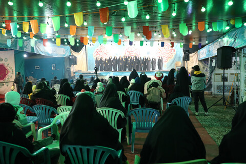 تصاویر / جشنواره سرود انتظار با اجرای گروه های سرود و تواشیح در میدان آل یاسین قم