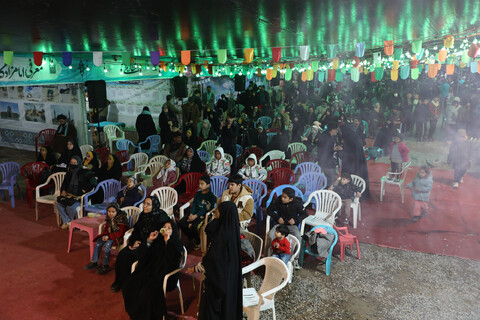 تصاویر / جشنواره سرود انتظار با اجرای گروه های سرود و تواشیح در میدان آل یاسین قم
