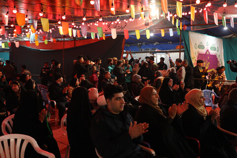 تصاویر / جشنواره سرود انتظار با اجرای گروه های سرود و تواشیح در میدان آل یاسین قم