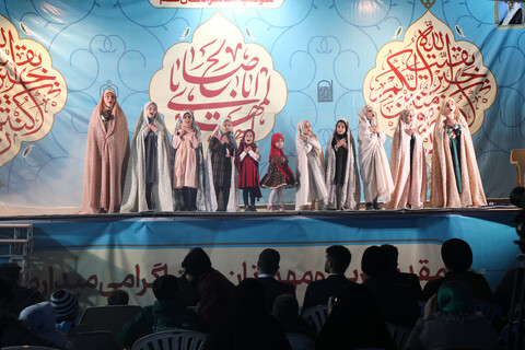 تصاویر / جشنواره سرود انتظار با اجرای گروه های سرود و تواشیح در میدان آل یاسین قم