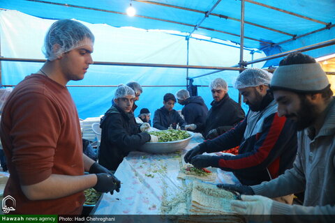 Photos/ À la veille de la mi-Shaban, les gens marchent du sanctuaire de Hazrat Masoumeh (PSL) à la mosquée Jamkaran