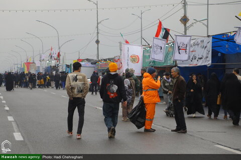 Photos/ À la veille de la mi-Shaban, les gens marchent du sanctuaire de Hazrat Masoumeh (PSL) à la mosquée Jamkaran