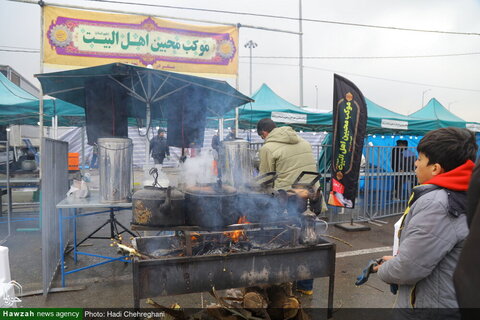 Photos/ À la veille de la mi-Shaban, les gens marchent du sanctuaire de Hazrat Masoumeh (PSL) à la mosquée Jamkaran