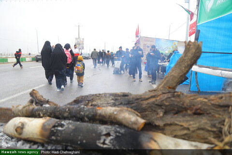 Photos/ À la veille de la mi-Shaban, les gens marchent du sanctuaire de Hazrat Masoumeh (PSL) à la mosquée Jamkaran