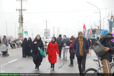 Photos/ À la veille de la mi-Shaban, les gens marchent du sanctuaire de Hazrat Masoumeh (PSL) à la mosquée Jamkaran