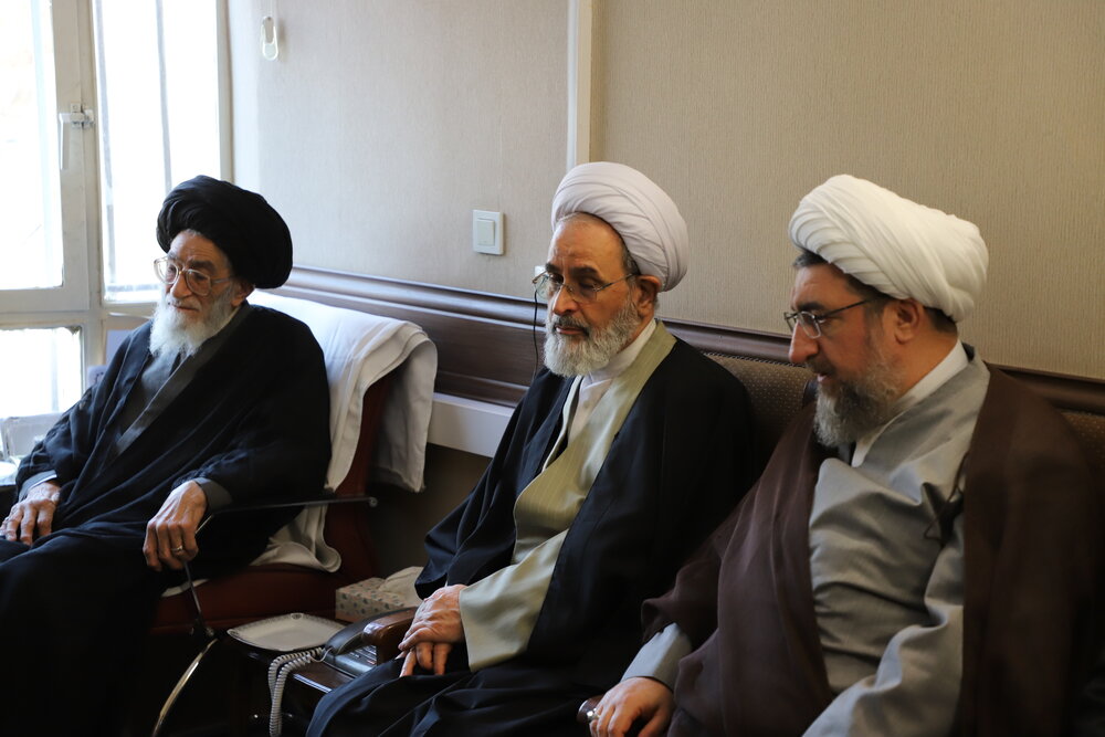 دیدار مدیر حوزههای علمیه کشور با پدر شهید آلهاشم دیدار مدیر حوزههای علمیه کشور با پدر شهید آلهاشم