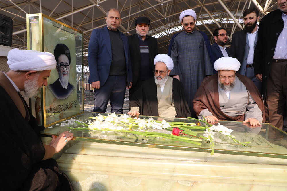 हुज्जतुल इस्लाम शहीद आले हाशिम के मज़ार पर आयतुल्लाह आराफ़ी की हाज़िरी हुज्जतुल इस्लाम शहीद आले हाशिम के मज़ार पर आयतुल्लाह आराफ़ी की हाज़िरी